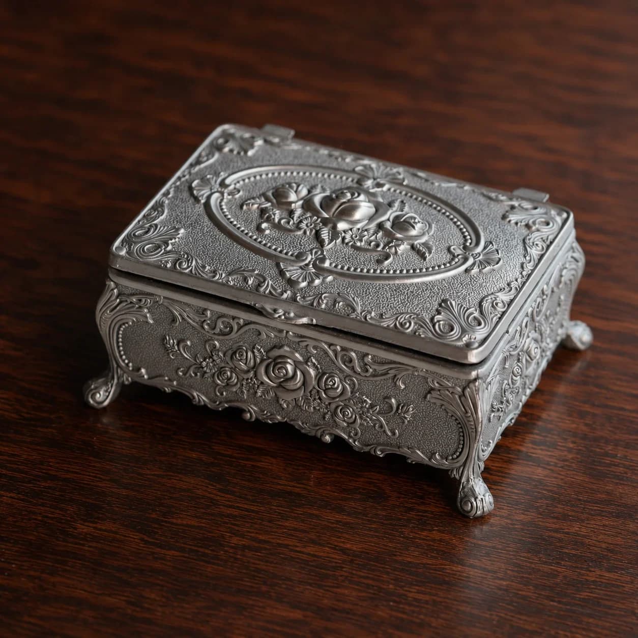 Vintage-Metalldose in Altsilber mit Rosenmotiv